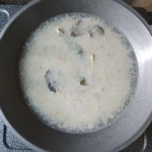 Didihkan air bersama bumbu halus, sereh, salam, daun jeruk, dan lengkuas.