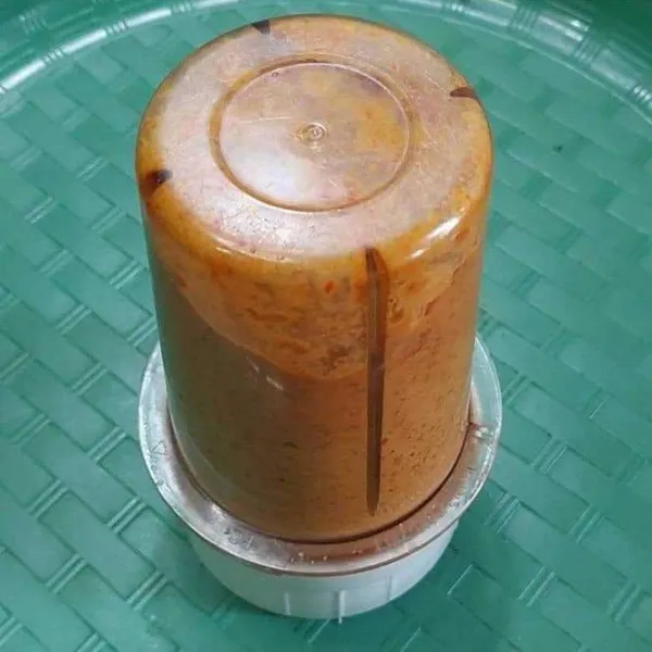 Haluskan bumbu kacang.