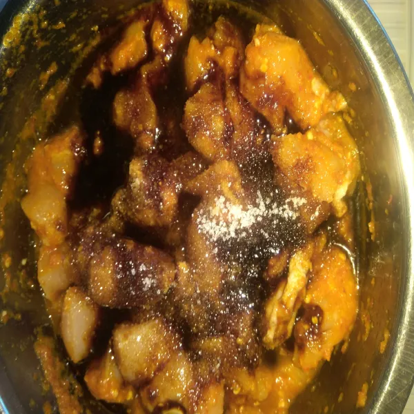 Tambahkan kecap manis, kecap asin, garam dan gula pasir. Aduk rata dan marinasi selama lebih dari 3 jam atau semalaman dalam kulkas.