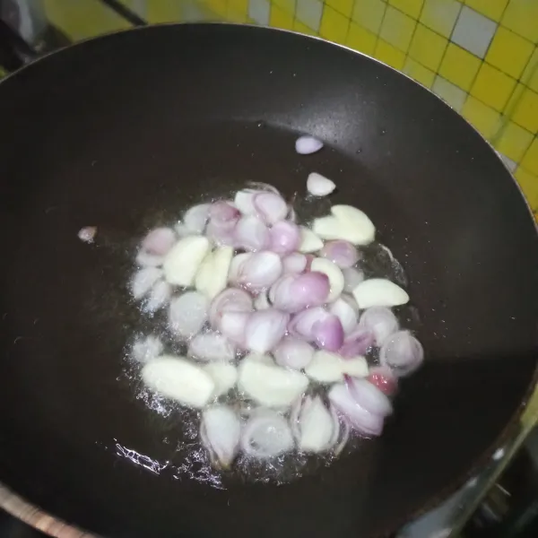 Panaskan minyak di atas wajan (gunakan wajan anti lengket), lalu tumis bawang merah dan bawang putih sebentar saja (jangan sampai layu).