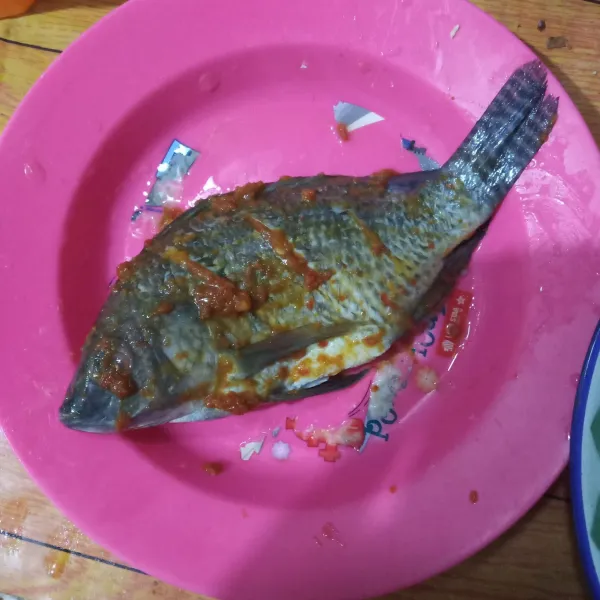 Oleskan pada ikan, diamkan selama 10 menit agar bumbu meresap.