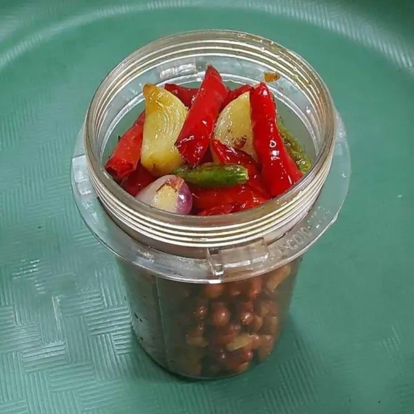 Masukkan kacang, cabe, gula pasir, kecap manis, garam dan air matang ke dalam blender.
