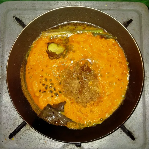 Panaskan minyak, masukkan bumbu halus. Beri garam, gula pasir, merica bubuk, lengkuas, daun salam, serai, daun jeruk, gula merah dan ebi. Biarkan hingga harum.