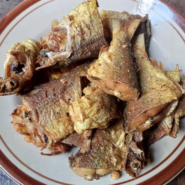 Lalu goreng ikan hingga matang.