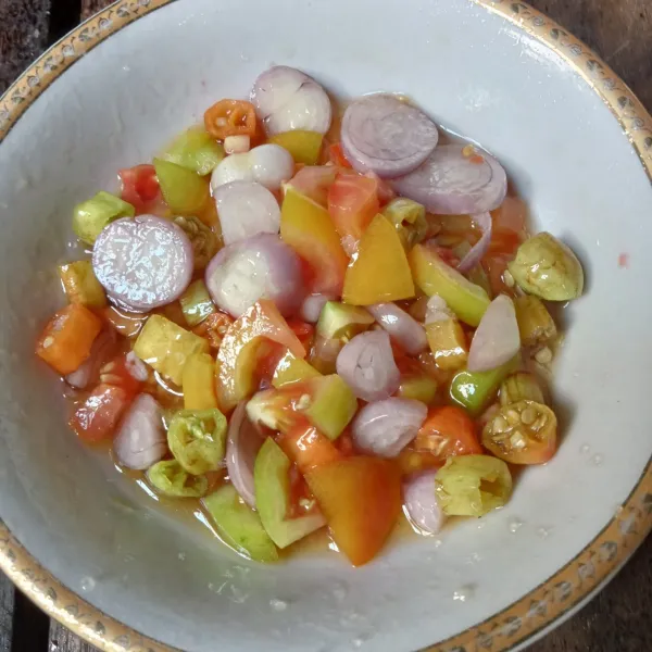 Tuang minyak goreng yang sudah dipanaskan terlebih dahulu, aduk rata.