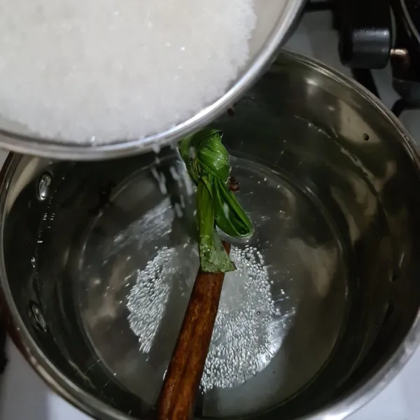 Masukkan gula pasir, lalu rebus hingga mendidih.