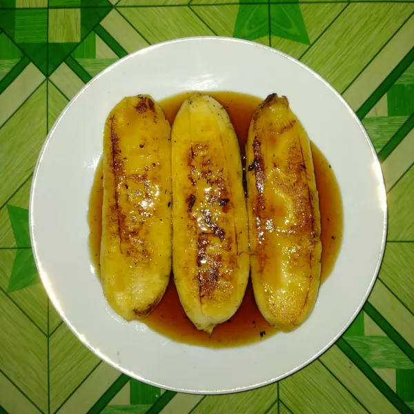 tata pisang dalam piring lalu siram dengan saus gula