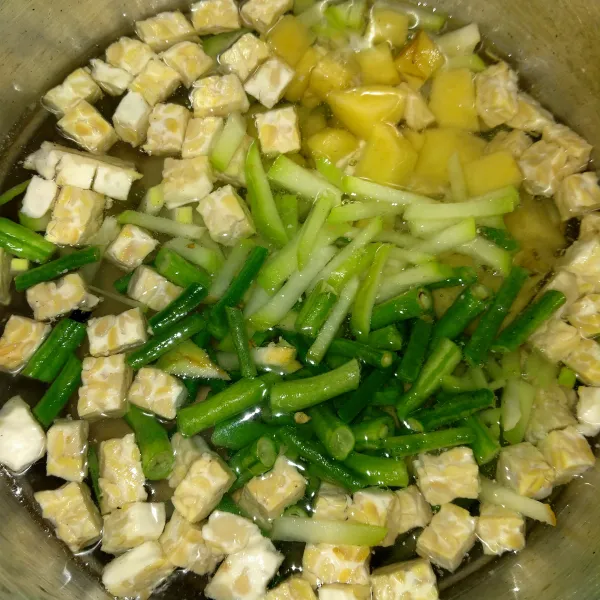 Masukkan bahan-bahannya.