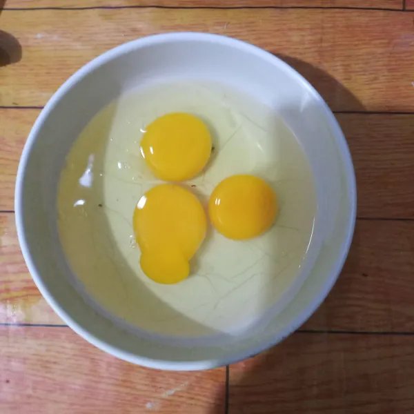 Kocok telur, garam dan lada bubuk.