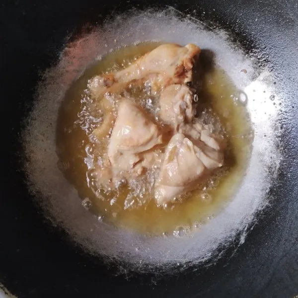 Panaskan minyak dengan api sedang kecil, goreng ayam sebentar saja, tiriskan.