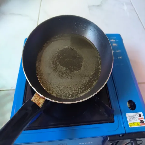 Panaskan minyak untuk menggoreng terong