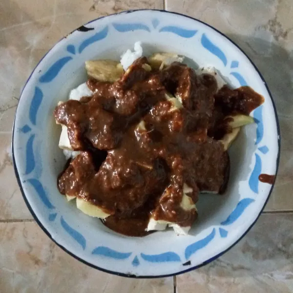 Siram dengan sambal kacang diatasnya.