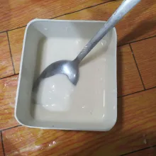Campurkan tepung terigu dan air. Aduk rata.