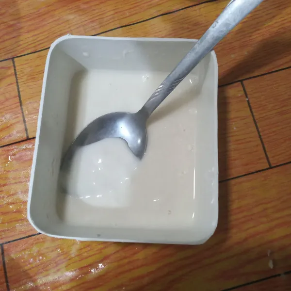 Campurkan tepung terigu dan air. Aduk rata.