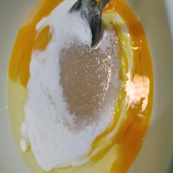 Campur dan aduk rata telur, santan kental, gula pasir, dan garam.