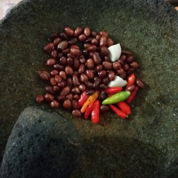 Siapkan semua bahan sambal kacang.