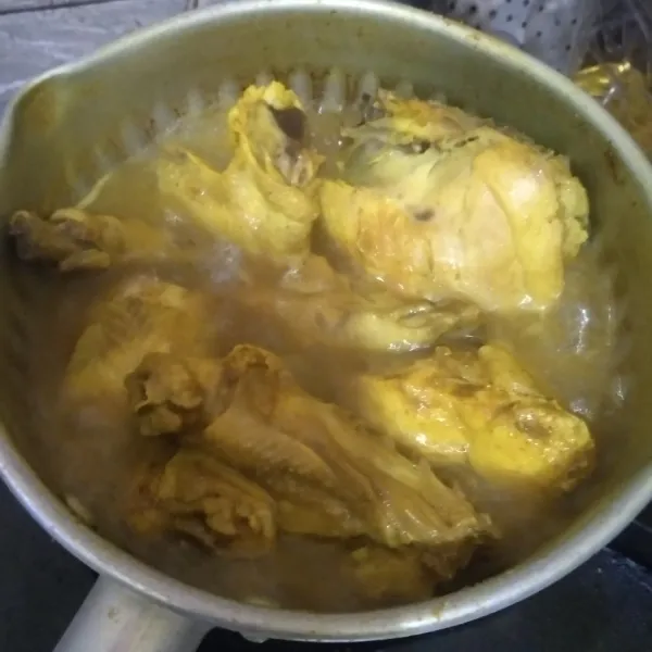 Rebus daging ayam sampai matang dan airnya menyusut, tiriskan.