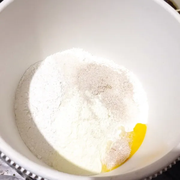 Masukkan tepung, ragi, gula, telur, aduk rata lalu masukkan kentang, kental manis, air, mixer sampai setengah kalis.
