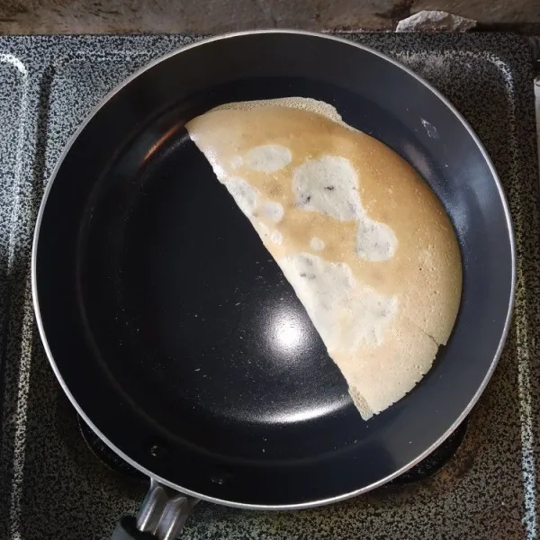 Ketika crepes sudah kecoklatan, lipat menjadi 2