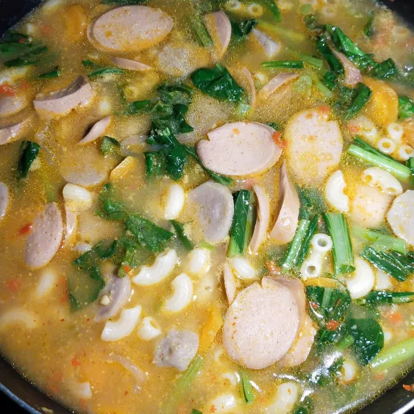 Kemudian masukkan macaroni dan kerupuk. Kemudian aduk sampai rata.