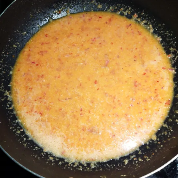 Haluskan bumbu yang dihaluskan dan masak hingga bumbu berbau harum.