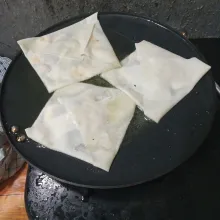 Goreng dalam wajan datar hingga kuning kecoklatan. Angkat dan tiriskan.