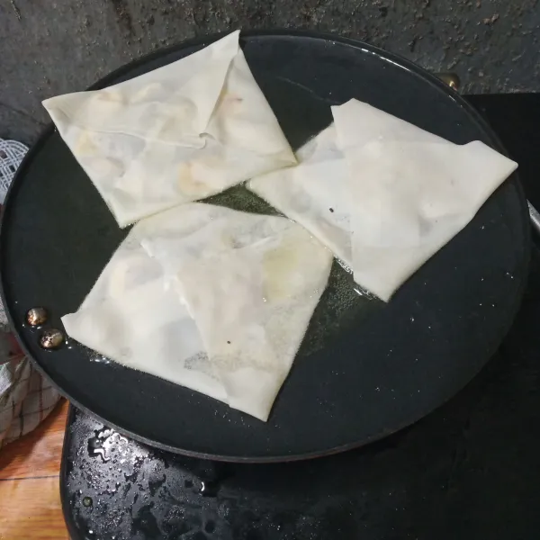 Goreng dalam wajan datar hingga kuning kecoklatan. Angkat dan tiriskan.