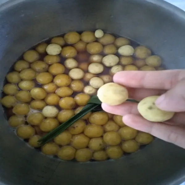 Kemudian, rebus ubi yang telah di bulatkan tadi hingga mengapung.