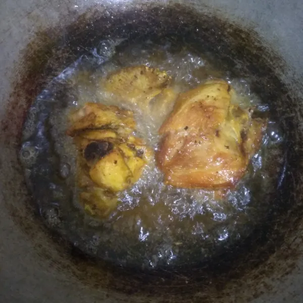 Goreng daging ayam sampai matang, tiriskan dan sisihkan.