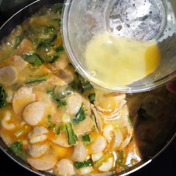 Dan kemudian, masukkan telur, aduk rata dan masak hingga matang. Tes rasa, kalau sudah rasanya pas enak, angkat dan sajikan.