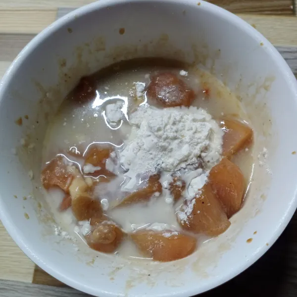 Kemudian beri 1 sdm tepung krispy dan 3 sdm air. Aduk rata.
