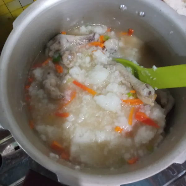 Masukkan kuah sayur ke dalam panci bubur, aduk rata, jika dirasa airnya kurang, boleh tambah dengan air panas (matang) masak kembali hingga teksturnya semakin pecah