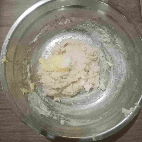 Tambahkan mentega/margarin dan garam. Campur rata menggunakan tangan (cukup sampai tercampur dengan adonan saja kemudian bulatkan). Diamkan adonan selama 30-45 menit sambil ditutup dengan plastik wrap atau kain bersih.