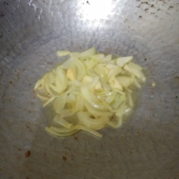 Tumis irisan bawang putih dan bawang bombay hingga harum.