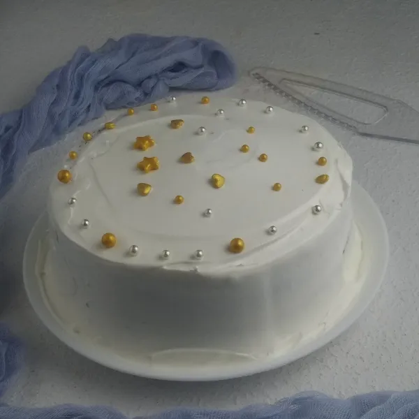 Setelah itu lapisi seluruh permukaan cake dengan whipped cream, hias sesuai selera.