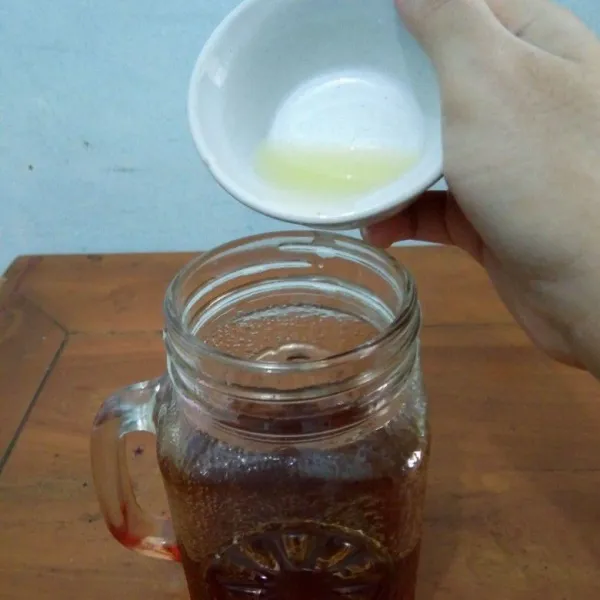 Tunggu hingga teh hangat. Jika perlu, tambahkan air dingin dan setelah itu tambahkan perasan lemon. Lalu aduk.