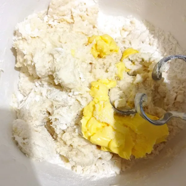 Masukkan margarin dan garam mixer sampai kalis.