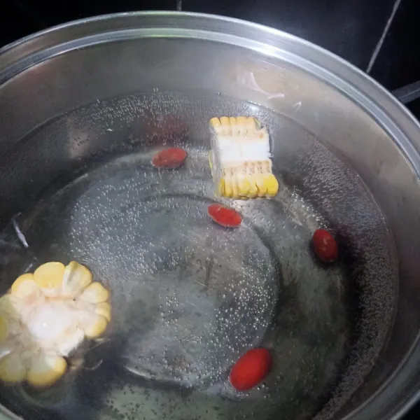 Siapkan panci berisikan air. Lalu setelah mendidih, masukkan biji tangkil dan jagung. Masak sampai jagung matang.