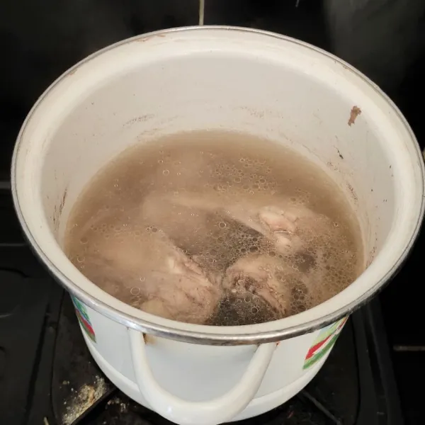 Masukan air, garam, merica dan ayam. Lalu rebus ayam selama 30 menit, lalu saring airnya.