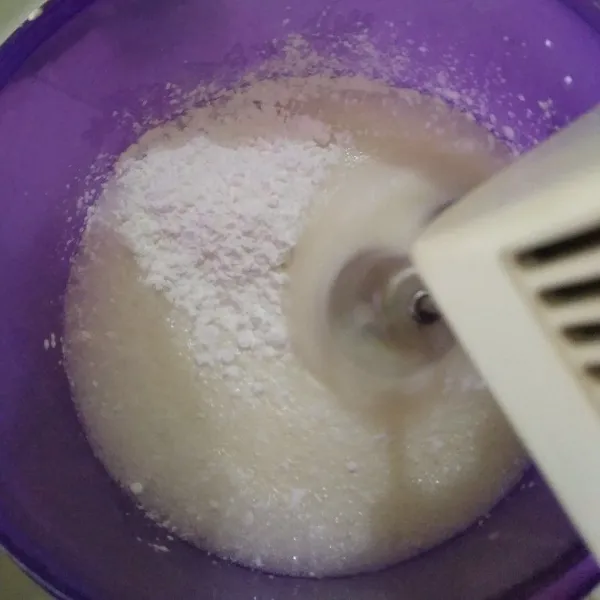 Masukkan tepung tapioka. Aduk rata, bila perlu saring supaya tidak bergerindil.