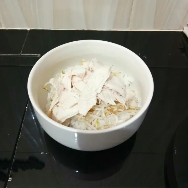 Penyajian : tata nasi, taoge dan ayam suwir di dalam mangkok.