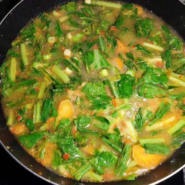 Kemudian masukkan sayur sawi dan masukkan garam, gula pasir dan penyebab rasa. Aduk sampai rata.