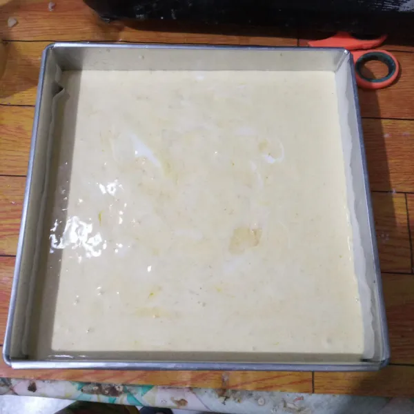 Tuang ke dalam loyang yang sudah diolesi margarin dan dialasi baking paper. Masukkan ke dalam oven.