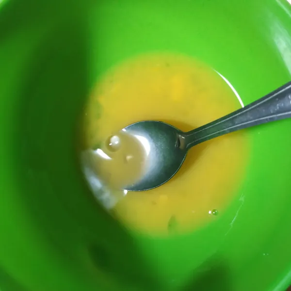 Kocok telur bersama air dan kaldu bubuk. Tuang beberapa sendok adonan telur ke dalam wajan lalu gulungkan cilok agar terselimuti telur. Goreng sebentar kemudian angkat dan tiriskan.