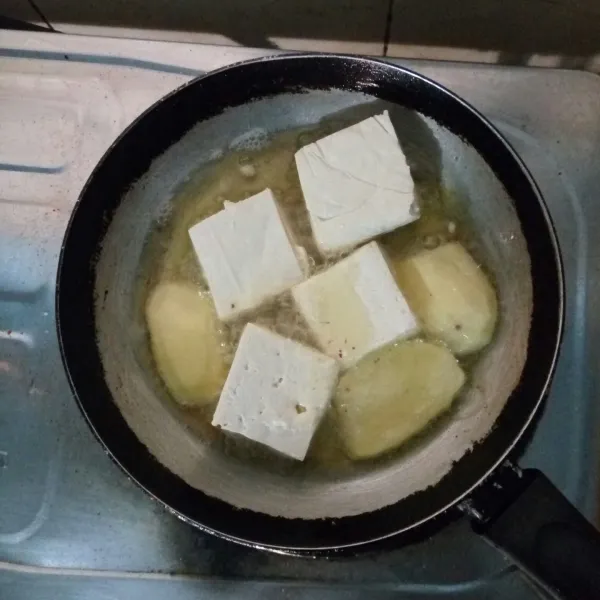 Goreng tahu dan kentang hingga matang. Angkat, sisihkan.