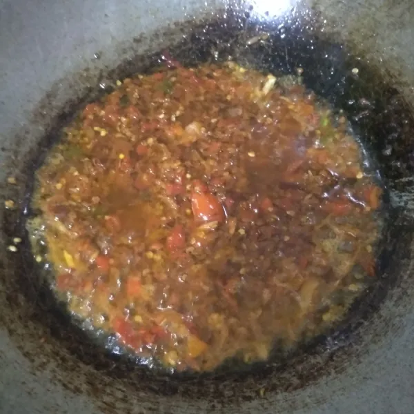 Selanjutnya buat sambal dengan uleg semua bahan sambal lalu goreng dengan ditambahkan garam dan gula. Masak sambal sampai matang.