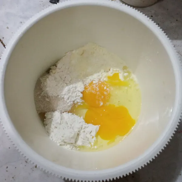 Campurkan tepung terigu, maizena, susu bubuk, telur, gula pasir dan sp. Mixer dengan kecepatan tinggi selama 5 menit hingga putih kental berjejak.