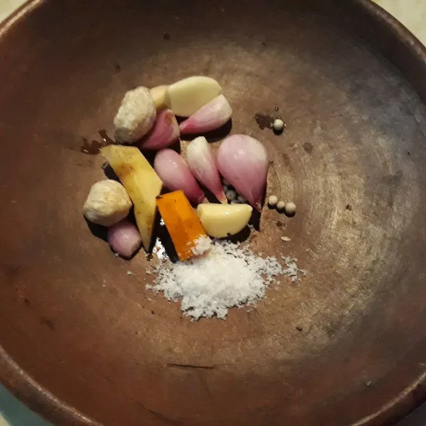 Haluskan bawang merah, bawang putih, kemiri dan kunyit.