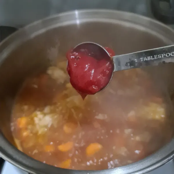 Masukkan saus tomat.