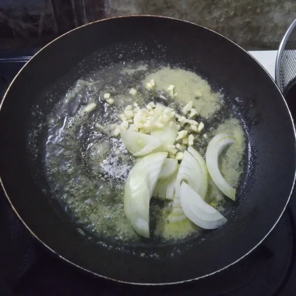 Panaskan butter dan masukkan bawang bombai dan bawang putih. Tumis sampai harum